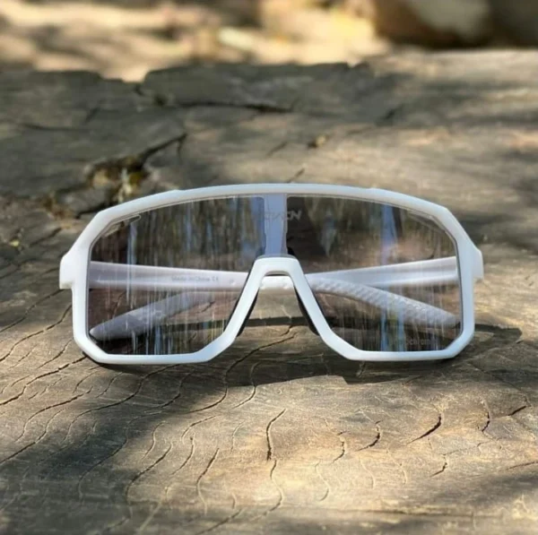 Gafas fotocromáticas marco blanco para practicar patinaje, ciclismo, atletismo y demás deportes exteriores.