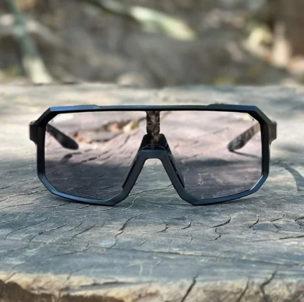 Gafas fotocromáticas con marco negro para practicar patinaje, ciclismo, atletismo y demás deportes exteriores.